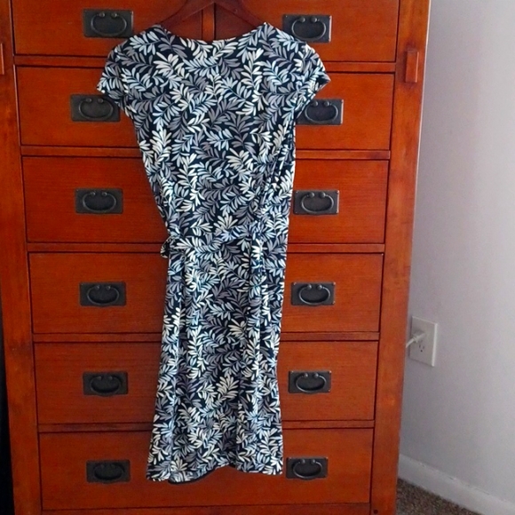 BCBGMAXAZRIA womans Leaf print wrap midi dress size Medium . - Picture 3 of 6